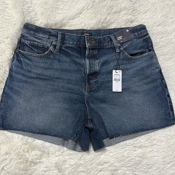 Express Mid Rise Raw Hem Midi Short - Picture 4 of 6